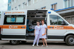 Краматорськ отримав сучасні автомобілі швидкої допомоги від CARE