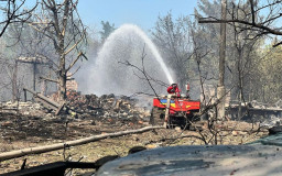 Ворожі атаки на Донеччині спричинили пожежі в житлових районах і на полях - ДСНС