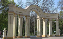 Окупанти перейменували історичний Міський сад Маріуполя на честь російської імператриці