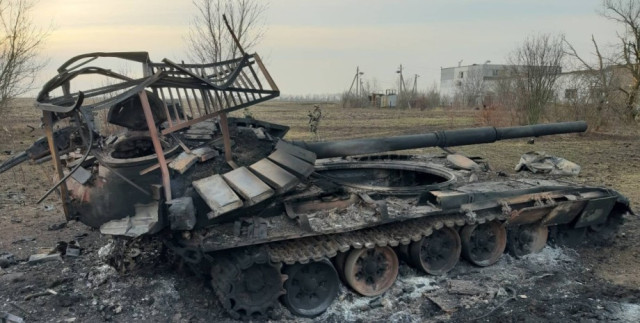 Окупанти спробували евакуювати підбитий танк Т-72: не вийшло Окупанти спробували евакуювати підбитий танк Т-72: не вийшло