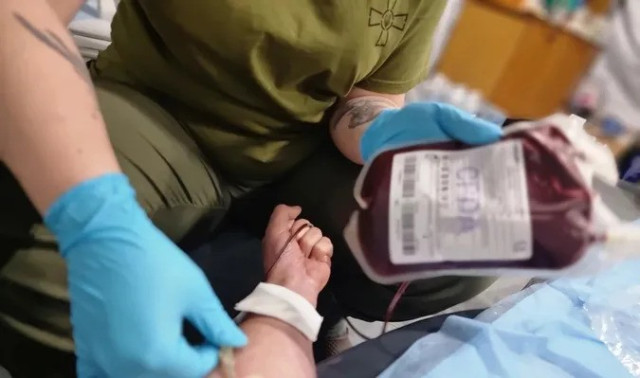 На Покровському напрямку бійці НГУ провели унікальне переливання крові в польових умовах