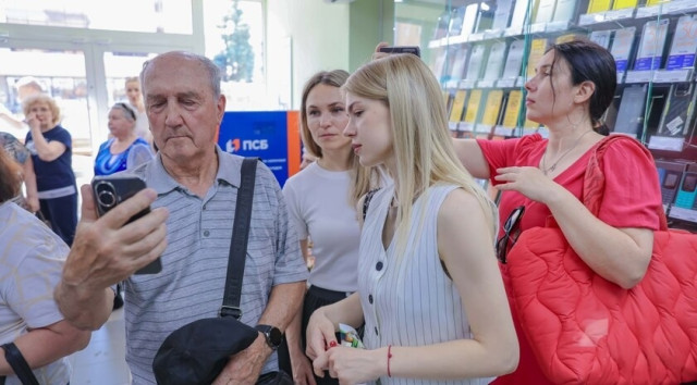 Без російського паспорта — без зв’язку: абонентів на Луганщині змушують до перереєстрації Без російського паспорта — без зв’язку: абонентів на Луганщині змушують до перереєстрації