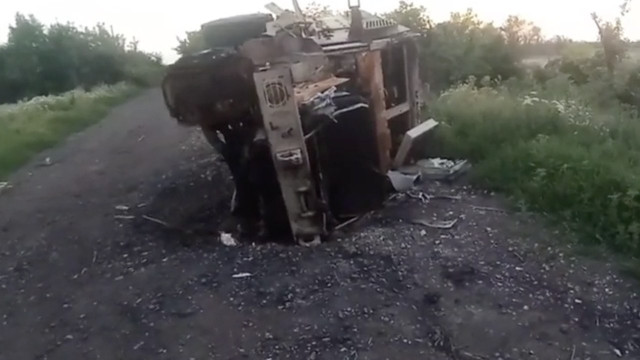 У мережі показали наслідки ураження бронемашини MaxxPro на Південно-Донецькому напрямку У мережі показали наслідки ураження бронемашини MaxxPro на Південно-Донецькому напрямку