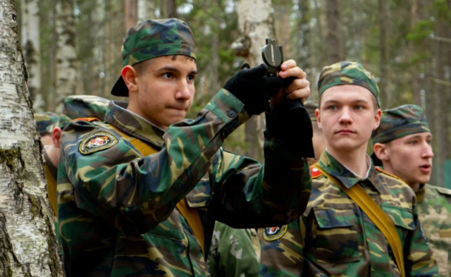 У захопленому Донецьку противник застосовує новий спосіб мілітаризації дітей - рух "Жовтра Стрічка"