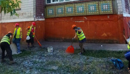 Відновлювальні роботи у Краматорську: комунальники прибирають наслідки обстрілу