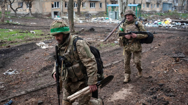 Сили оборони України стягують резерви окупантів у район Бахмута Сили оборони України стягують резерви окупантів у район Бахмута