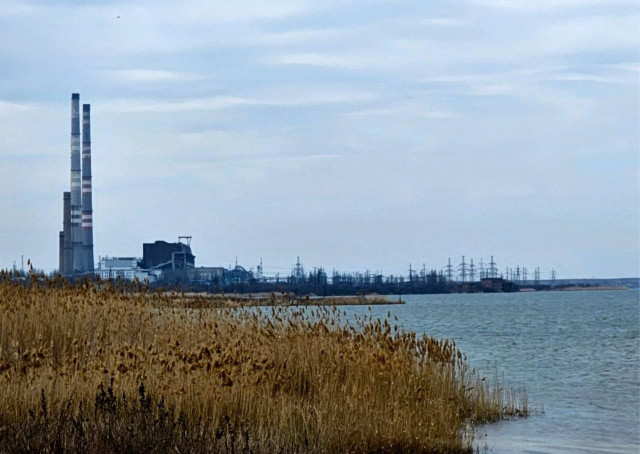 На Курахівській ТЕС зруйновано одну з димових труб: що відомо