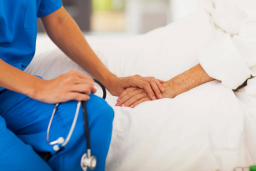 Медичні центри "ЯМаріуполь. Здоров’я" допомагають маломобільним пацієнтам на дому: деталі