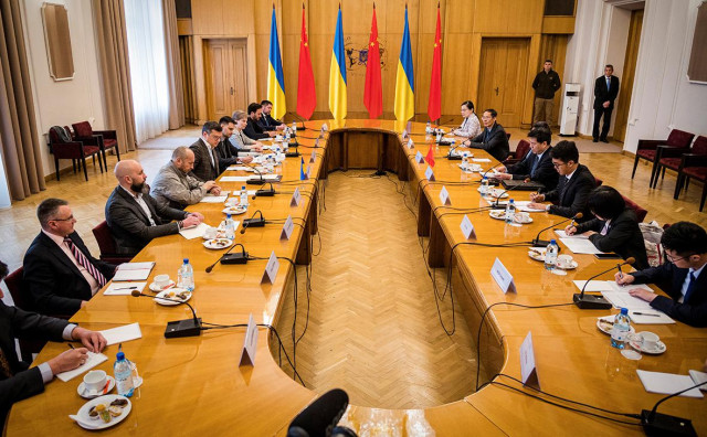 Дмитро Кулеба провів зустріч із китайським спецпредставником Лі Хуеєм: деталi