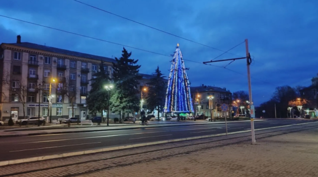 У прифронтовій Дружківці на Донеччині встановили ялинку У прифронтовій Дружківці на Донеччині встановили ялинку
