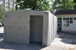 В Краматорську триває процес встановлення мобільних захисних укриттiв