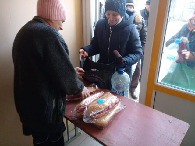 Мешканці Селидового отримали гуманітарну допомогу від міжнародних організацій Мешканці Селидового отримали гуманітарну допомогу від міжнародних організацій