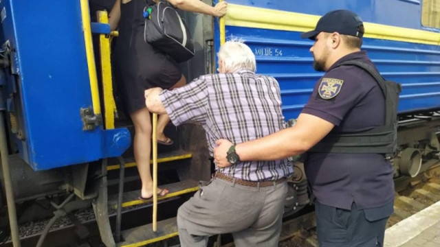 Рятувальники групи «Фенікс» евакуювали з Костянтинівки 9 осіб Рятувальники групи «Фенікс» евакуювали з Костянтинівки 9 осіб