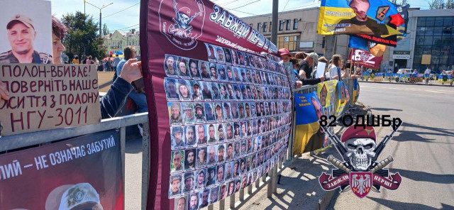 Родичі військовослужбовців 82 ОДШБр проводять масові акції протесту по всій Україні Родичі військовослужбовців 82 ОДШБр проводять масові акції протесту по всій Україні