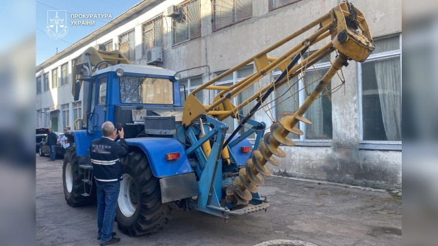 На Донеччині експосадовця підозрюють у розтраті 1,7 млн грн на фіктивному ремонті трактора