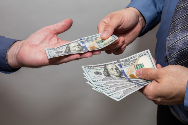 На Донеччині судитимуть підприємця за хабар у 4000 доларів