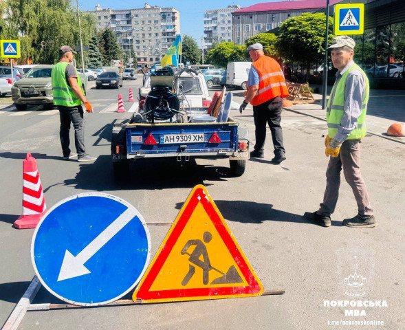 Комунальники Покровська активно відновлюють дорожню розмітку в центрі міста