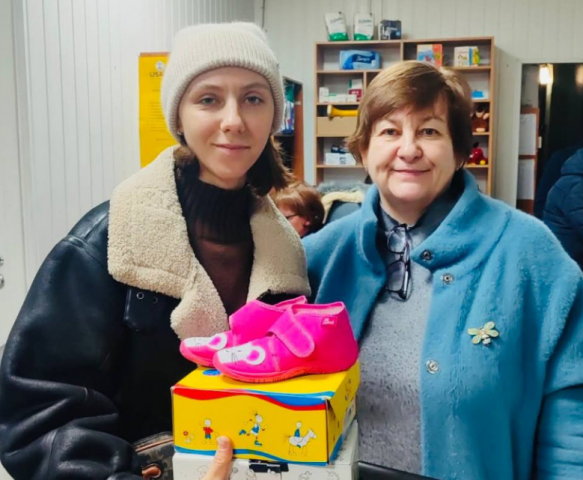 У Дніпрі переселенцям з Покровської ТГ видають дитяче взуття: як отримати
