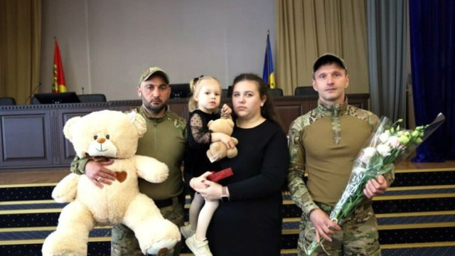 Дружині та дочці загиблого поліцейського Івана Фесенка вручили медаль «Захиснику Вітчизни» Дружині та дочці загиблого поліцейського Івана Фесенка вручили медаль «Захиснику Вітчизни»