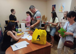 Харківський хаб роздав гігієнічні набори для чоловіків-переселенців з Луганщини