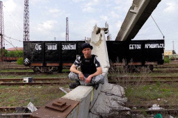 Харківський художник трансформував руїни мосту в арт-об'єкт на Донеччині