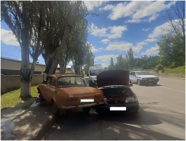 В Луганске два автомобиля врезались в электроопоры