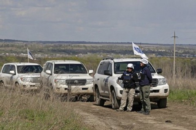Боевики «ДНР» в районе н.п. Корсунь перекрыли грузовиком дорогу наблюдателям СММ ОБСЕ