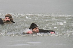 В Донецке в водоеме «Александровский» двое мужчин провалились под лед