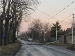 В Донецке легковой автомобиль снес две электроопоры