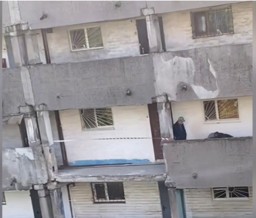 В центре Донецка обрушился балкон жилого дома