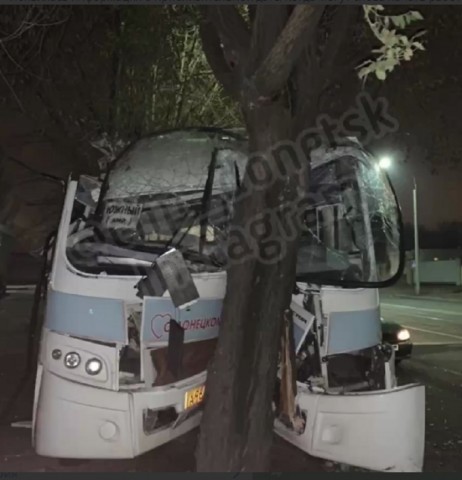 В Донецке пассажирский автобус врезался в дерево