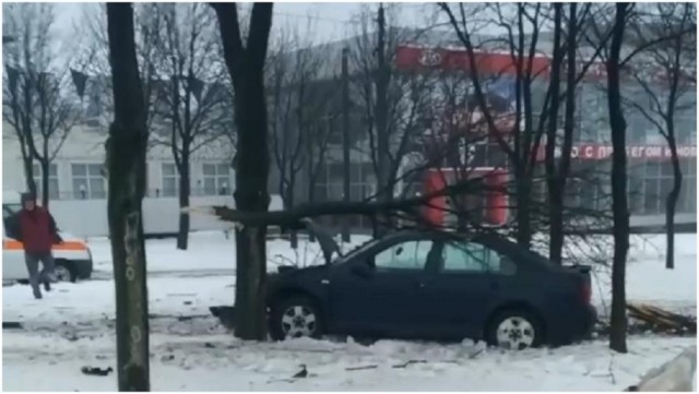 В Донецке на Ленинском проспекте легковой автомобиль врезался в маршрутку №25