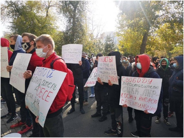 В Донецке перед офисом наблюдателей СММ ОБСЕ устроили «протест»