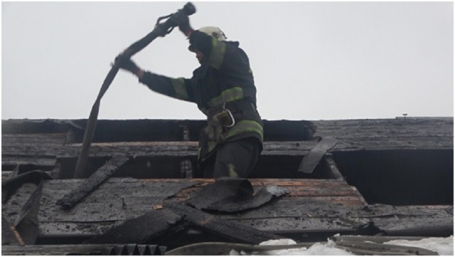 В Луганске сгорела крыша жилого дома