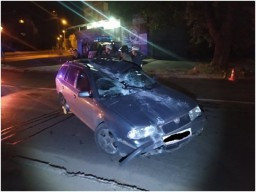 В Луганске на автомобиль упала электроопора