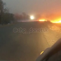 В н.п. Нижняя крынка огонь сильного пожара подбирается к домам