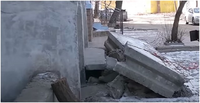 В центре Донецка жильцы дома заблокированы обрушившимися бетонными плитами