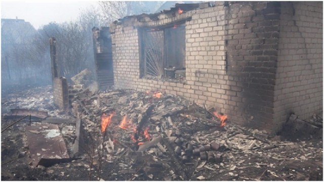 В н.п. Раевка пожар уничтожил несколько дачных домиков и 15 га сухостоя