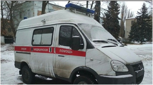 На улице в центре Донецка  несколько дней стоит автомобиль «скорой» без номеров