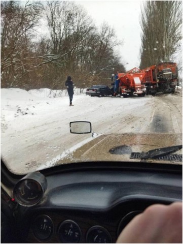 В Донецке столкнулись легковое авто и снегоуборочная машина