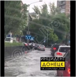 В Донецке ливнем затопило улицы и смыло асфальт