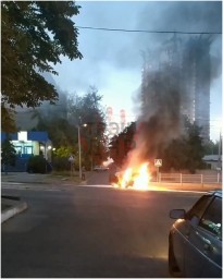 В Донецке на проспекте Дзержинского загорелся автомобиль