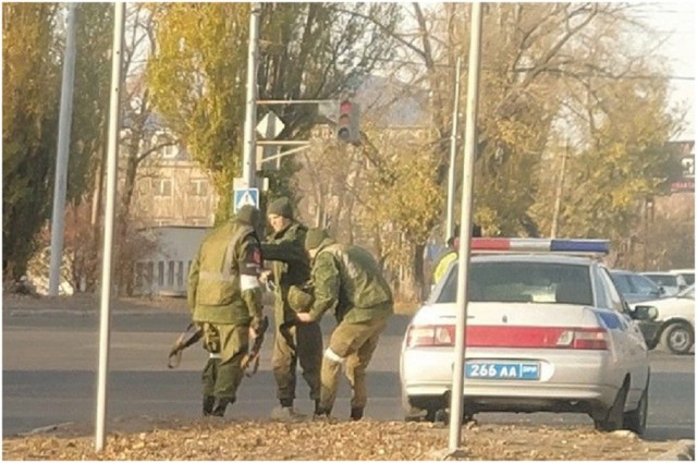В Донецке ходят боевики «ДНР» с белыми повязками на рукавах