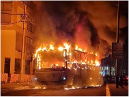 В Донецке мужчина поджег автобус