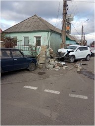 В н.п. Харцызск в результате ДТП разрушен каменный забор дома
