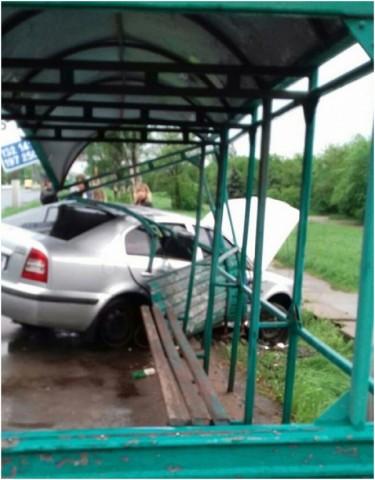 В Луганске автомобиль въехал в остановку транспорта