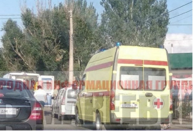 В Макеевке в микрорайоне «Зеленый» автомобиль сбил двоеих девушкек-подростков