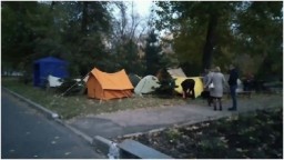 В Донецке перед гостиницей Park Inn остались военные палатки и полевая кухня