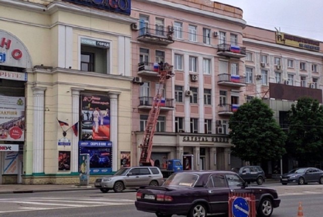 В Донецке на балконах домов развешивают флаги РФ