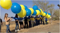 Над Донецком запустили флаг Украины